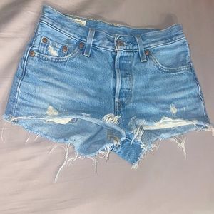 LEVI JEAN SHORTS- Levi’s